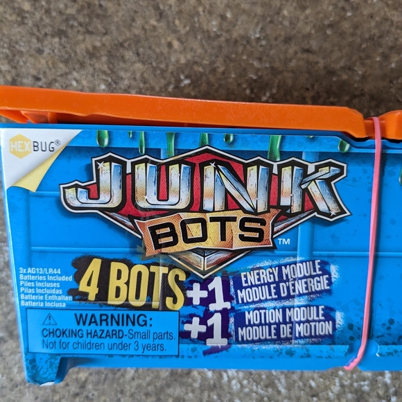 Hexbug Junk Bots dumpster construction kit age 3+ - Picture 9 of 11